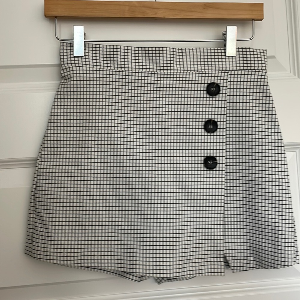 High rise Altar’d state Skort. Barely used. Size Small